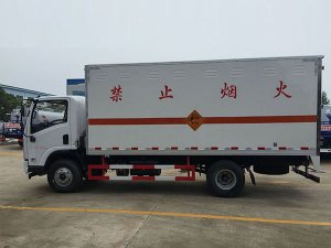 陕汽5米1 3.3吨爆破器材车