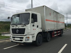 东风9.3米13.9吨气体厢式车