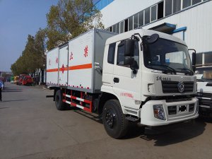 东风6.1米9吨液体厢式车