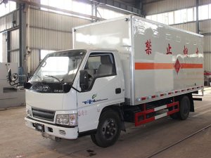 江铃4.1米蓝牌杂项危险品厢式车